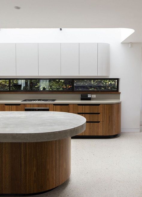 Art Deco House Transformed into a Spacious Modern Australian Home Art Deco Kitchen Modern, Art Deco Kitchen Ideas, Flat Panel Kitchen Cabinets, Modern Australian Home, Stone Kitchen Island, Panel Kitchen Cabinets, Interior Art Deco, Curved Kitchen Island, Art Deco House