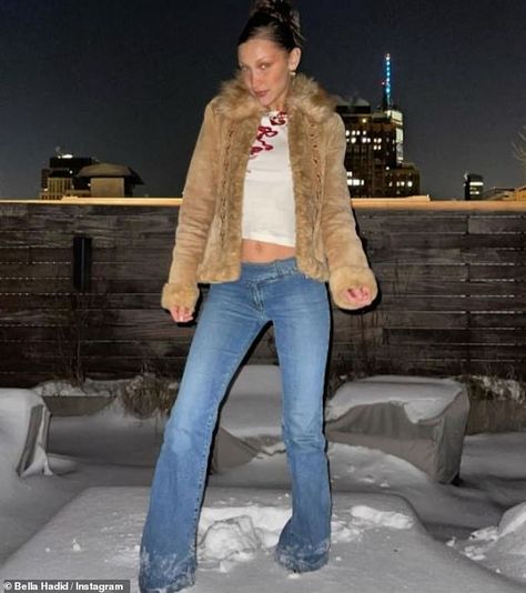 Bella Hadid flashes a glimpse of her taut midriff as she frolics in the snow | Daily Mail Online Mrs Bella, Snow Day Outfit, Outfits 2000s, Bella Hadid Outfits, Bella Hadid Style, Outfit Invierno, Outfits Y2k, Hadid Style, Italian Outfits