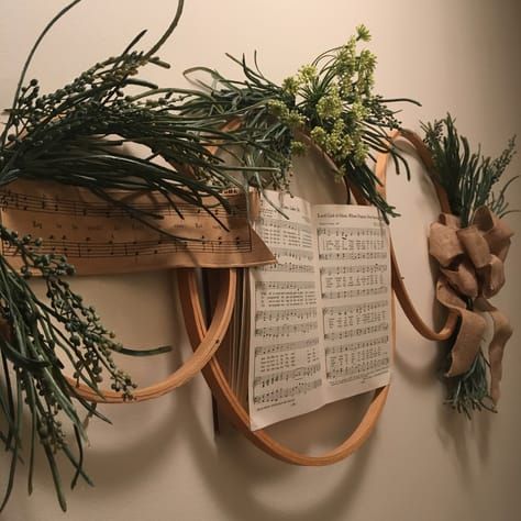 Embroidery hoop wreath with song hymnal. Great for a hallway or bedroom. Repurpose Embroidery Hoop, Repurposed Embroidery Hoop, Embroidery Hoop Wall Art Display, Embroidery Hoop Wreath Diy, Embroidery Hoop Christmas Crafts, Wooden Hoop Crafts, Large Embroidery Hoop Ideas, Christmas Wreath Wall, Embroidery Hoop Wreath