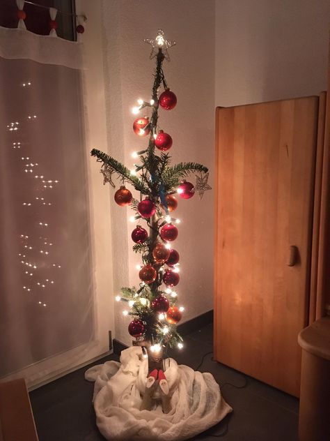 Christmas Tree Aesthetic, Ugly Christmas Tree, Tree Aesthetic, Walpaper Hello Kitty, Hairstyles Videos, Christmas Tradition, Art Deco Home, Diy Holiday Decor, Braided Ponytail