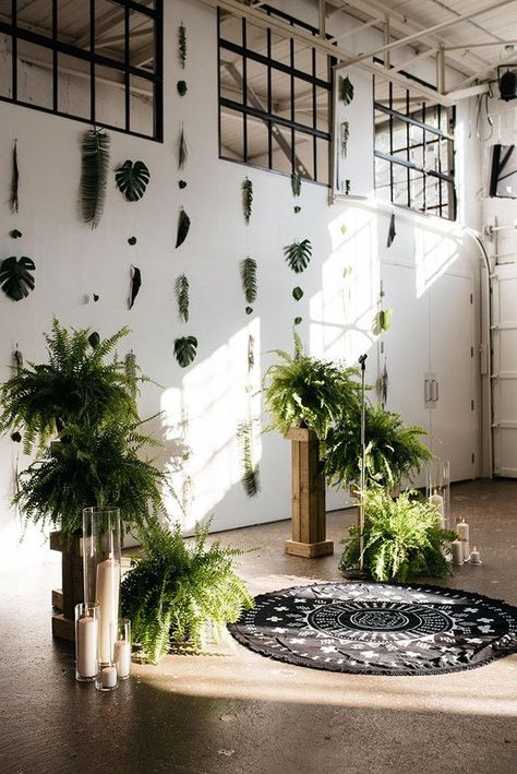 Modern urban jungle backyard wedding Jungle Room Decor, Jungle Wedding, Backyard Wedding Ceremony, Wedding Backyard, Layer Cakes, Cakes Wedding, Urban Wedding, Botanical Wedding, Modern Urban