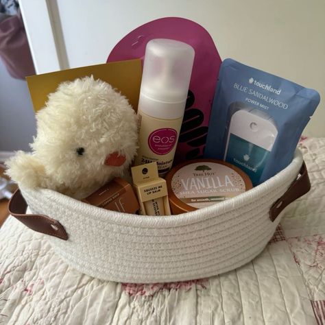 Gift Friend Ideas, Sister Birthday Present Ideas, Birthday Baskets For Friends, Big Little Gifts Basket, Easter Basket For Girlfriend, Gift Baskets For Best Friend, Friend Gift Basket Ideas, Big Lil Baskets, Sick Basket