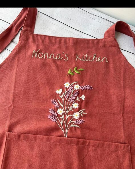 Embroidered Apron for Mum ☘️💚 #handmadeapron #flowerapron #embroideredapron Order on Stitcheryzone.com to save 20% OFF 🤙 Embroidery Aprons, Embroidered Text, Custom Apron, Apron For Women, Handmade Aprons, Embroidered Apron, Unique Gifts For Mom, Hand Embroidered Flowers, Custom Aprons