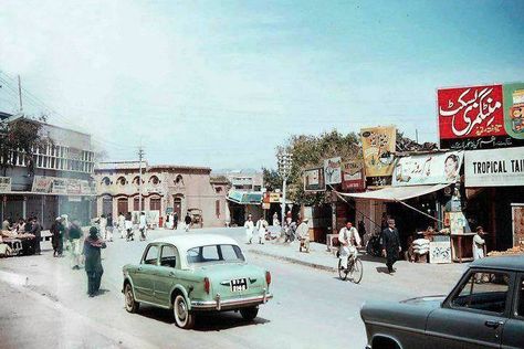 These Decades Old Photos of Pakistan Are a Trip Down Memory Lane Old Pakistan, Village Life In India, Pakistan Photos, Pakistan Art, Pakistan Culture, History Of Pakistan, Motion Design Animation, Powerful Images, Vintage Life