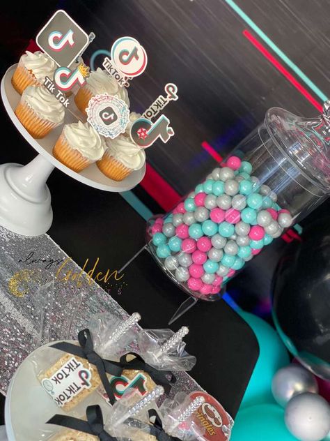 Tiktok Party Ideas, Tiktok Birthday Party Ideas, Tiktok Birthday Party, Birthday Tiktok, Tiktok Party, Tiktok Birthday, Social Media Party, 14th Birthday Party Ideas, Music Birthday Party