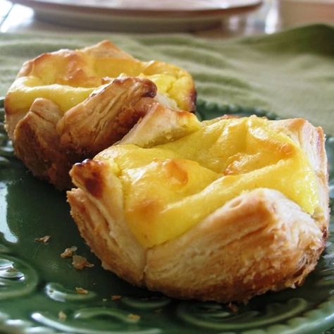 Easy Puff Pastry Desserts, Natas Recipe, Portuguese Custard Tarts, Brunch Pastries, Sweet Brunch, Custard Tarts, Easy Puff, Puff Pastry Desserts, Easy Puff Pastry