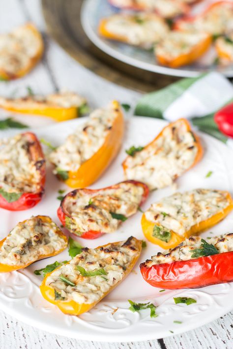 These delicious and colorful Mini Cream Cheese Stuffed Peppers are also packed with mushrooms, walnuts and other goodies. The perfect appetizer! | yummyaddiction.com Stuffed Pepper Appetizer, Appetizer Cream Cheese, Mac And Cheese Rezept, Best Stuffed Pepper Recipe, Cream Cheese Stuffed Peppers, Summer Party Appetizers, Low Carb Stuffed Peppers, Salad Simple, Cake Breakfast