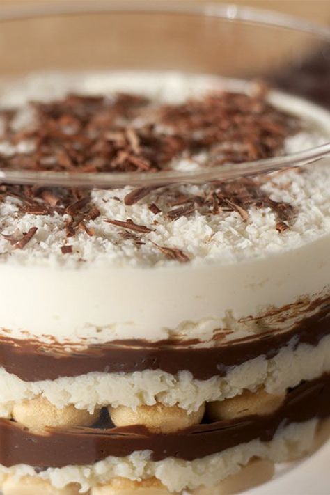 This chocolate coconut trifle is a quick and easy trifle recipe! Make the best trifle using sweetened condensed milk, coconut milk, coconut, cocoa powder, ladyfingers, shredded coconut, and dark chocolate. You will love making this dessert trifle for an easy dessert recipe! Coconut Trifle Desserts, Trifle Ideas, Coconut Trifle, Holiday Trifle, Dessert Trifle, Pudding Recept, Easy Trifle, Trifle Recipes, Strawberry Trifle