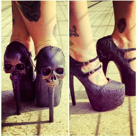 Skull pumps Skull Heels, Dr Shoes, Carrie Bradshaw, Dark Beauty, Crazy Shoes, Dream Shoes, Shoe Obsession, Mode Inspiration, Beautiful Shoes