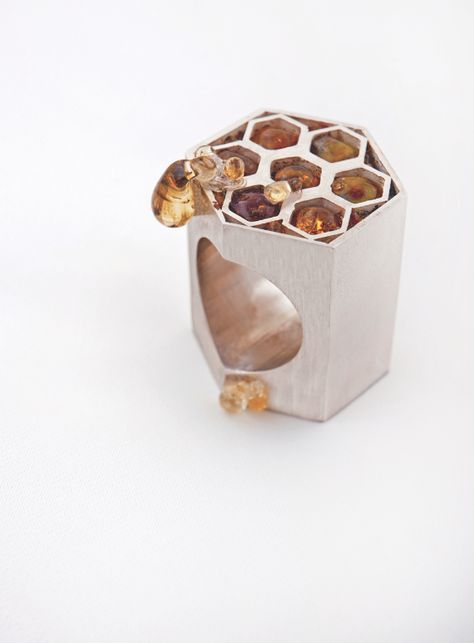 'Ooze': a silver and glass ring in the form of a honeycomb by Kristen Baird; honey is a symbol of natural sweetness. (behance.net) Art Jewelry Ring, Honeycomb Ring, Gorgeous Rings, Hollow Ring, Hollow Form, Wine Glass Art, Bee Jewelry, Kay Jewelers, Jewelry Diamond