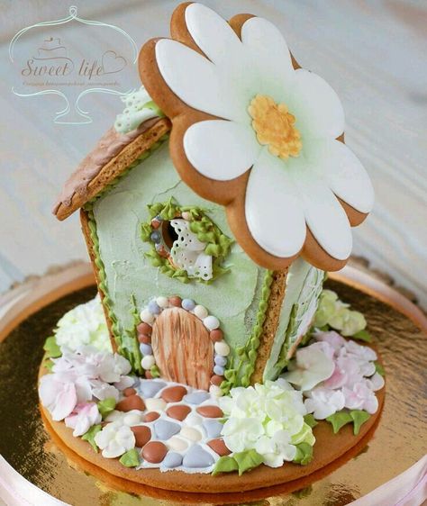 Easter Gingerbread House, Royal Iced Cookies, Cookies Gingerbread, Gingerbread House Cookies, Easter Sugar Cookies, Decorated Cookies Tutorial, Cookie House, Spring Cookies, Easter Baking