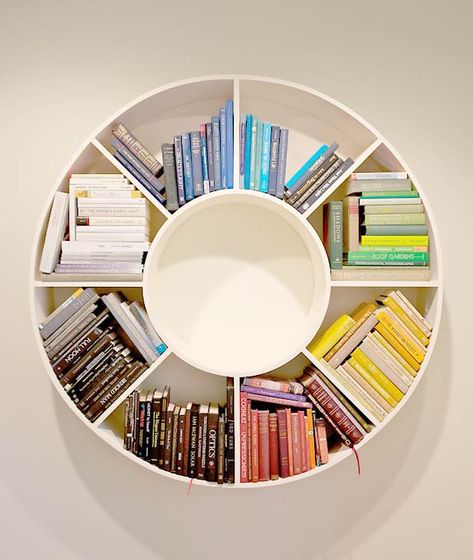 Creative Wall Bookshelves, Round Bookshelf Wall, Bookshelf Seat, Creative Bookshelves For Small Spaces, Circle Bookshelf, Small Bookshelf Ideas, Round Bookshelf, Diy Bookshelf Wall, Bookshelves Small