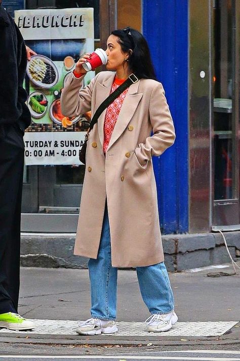 Camila Mendes Veronica Lodge, Boho Street Style, Camilla Mendes, Cami Mendes, Outing Outfit, Camila Mendes, Veronica Lodge, Winter Boho, Dove Cameron