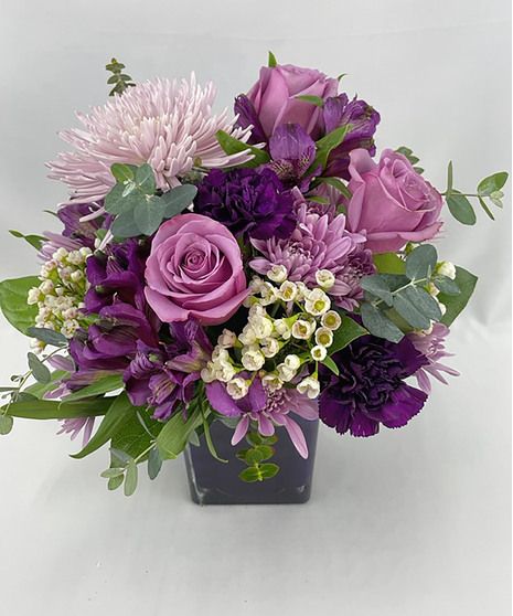 Compact Flower Arrangements, Flower Arrangements Decor, Garden Island Ideas, Purple Flower Centerpieces, Flower Diy Paper, Purple Flower Arrangements, Paper Flower Diy, Color Roses, Garden Island