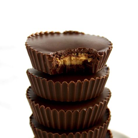 Keto Peanut Butter Cups These Keto Peanut Butter Cups, with a sweet and creamy peanut center nestled inside a rich chocolate coating, have all the flavors of the classic store-bought candy without all the sugar. #ketocandy #lowcarbreeses #homemadereeses #ketoreeses #sugarfreereeses Keto Peanut Butter Cups, Peanut Butter Brands, Keto Peanut Butter, Sugar Free Recipes Desserts, Keto Candy, Sugar Free Candy, Homemade Peanut Butter, Butter Frosting, Keto Chocolate