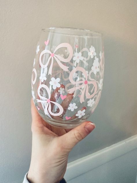 Coquette Wine Glass- Daises- Pink Bows- Gift for Her- Pink Wine Glass- Love- Wine Tumbler- Heart- Wine Gift- Wine - Stemless Wine Glass This 21oz. stemless wine glass is the perfect girly gift! They will be pouring their wine in their new favorite glass! The wording is made from permanent, high quality vinyl.   *Care Instructions- Please hand wash item and DO NOT soak in hot water. DO NOT place in dishwasher. To ensure longevity softly hand wash without scrubbing Bow Wine Glass Painting, Wine Glass Engraving, Wine Glasses Painting Ideas, Drawing On Glass Ideas Easy, Painted Glass Mugs, Painting Ideas Wine Glasses, Wine Diy Gifts, Wine Glass Designs Painted, Paint Your Own Wine Glass Diy