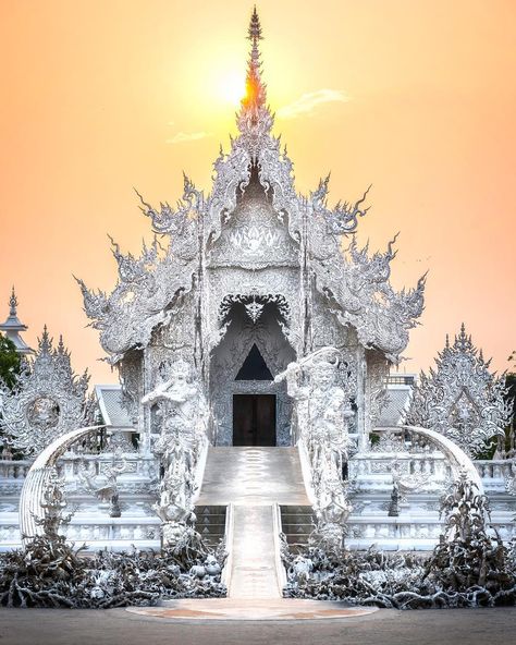 White Temple Thailand, World Famous Places, Temple Thailand, White Temple, Thailand Travel Tips, Buddha Temple, A Level Art Sketchbook, Famous Architecture, Thailand Art