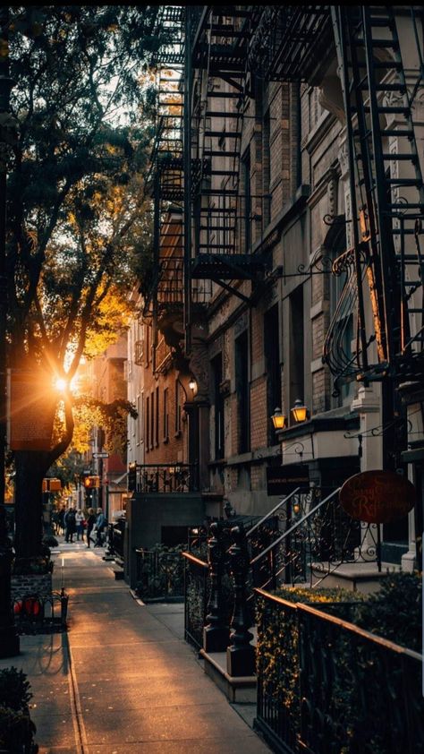 Place Aesthetic Dark, Place Aesthetic, Arte Jazz, City Life Aesthetic, Kalender Design, New York Wallpaper, Autumn In New York, Nyc Aesthetic, New York Life