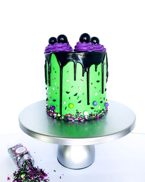 Diy Drip Cake, Cake Halloween, Cake Maker, Drip Cake, Cake Makers, Today Is The Day, Easy Diy Halloween, Drip Cakes, Halloween Cakes