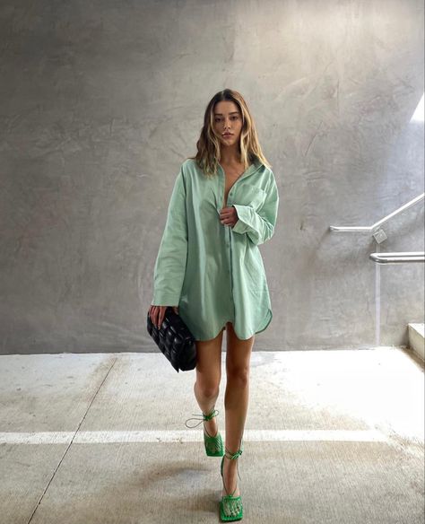 Green Heels Outfit, Green Summer Outfit, Oversized Shirt Outfit, Bottega Bag, Outfit Botas, Black Button Up Shirt, Shirt Dress Outfit, Heels Outfits, Green Heels