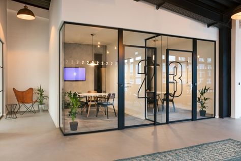 Coworking Meeting Room, Cowork Space, Coworking Space Design, Meeting Room Design, Industrial Office Design, Cool Office Space, Modern Office Interiors, Coworking Office, Office Space Design