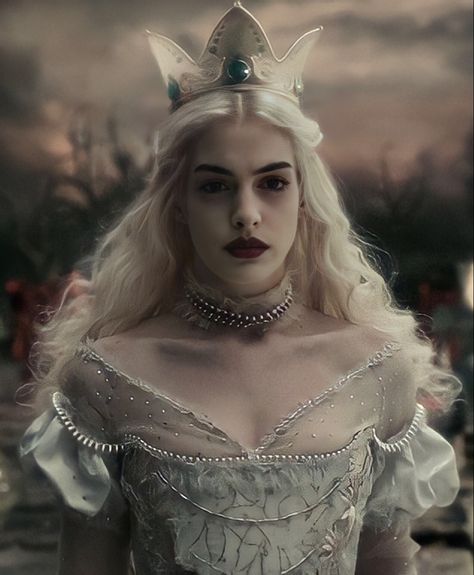 Queen Icon, Queen Halloween Costumes, Queen Alice, Alice In Wonderland Costume, Wonderland Costumes, Queen Makeup, Halloween Inspo, White Queen, Cat Walk