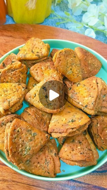 Diwali Dishes Recipe, Methi Mathri Recipe, Mathri Recipe Indian Snacks, Diwali Recipes Snacks, Indian Cooking Recipes Snacks, Indian Snack Recipes Vegetarian, Healthy Snacks Recipes Indian, Indian Food Recipes Vegetarian Snacks, Diwali Snacks Recipe