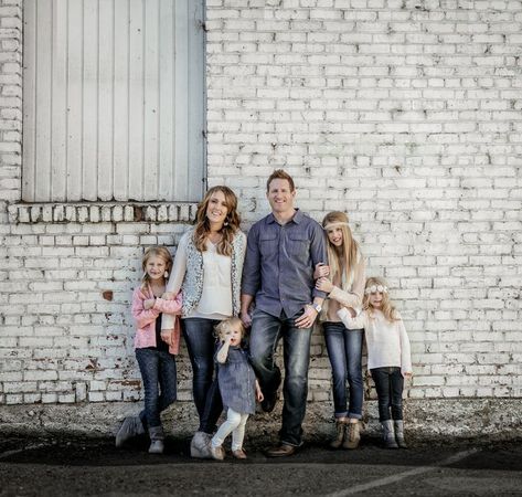 Matt Shumate Phtoography family portrait photo session standing by old brick building in urban rustic downtown spokane Standing Family Photos, Family Picture Outfits Blue, Family Pictures City, Modern Family Photos Shoot, Urban Family Photoshoot, Downtown Family Photoshoot, City Family Photoshoot, Nike Shoot, Family Photos Downtown