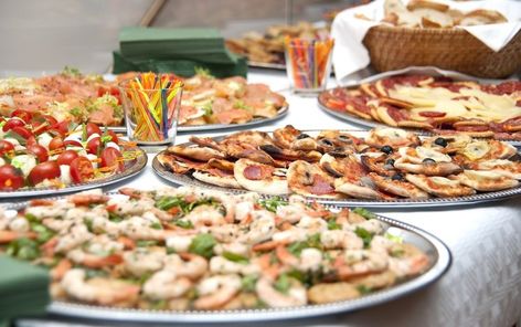 How to Host the Perfect Funeral Reception without Breaking the Bank... Food For A Memorial Service, New Mom Meals, Church Recipes, Deli Tray, Mom Meals, Batch Recipes, Reception Food, Lunchbox Ideas, Cooking For A Crowd