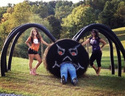 My hay bale spider 🕷 Spider Hay Bale, Christmas Hayride Ideas, Hay Bail Decorating Ideas, Halloween Hay Bale Ideas, Hay Bale Halloween, Fall Hay Bale, Halloween Hay Bale, Decorated Hay Bales, Hay Bale Fall Decor