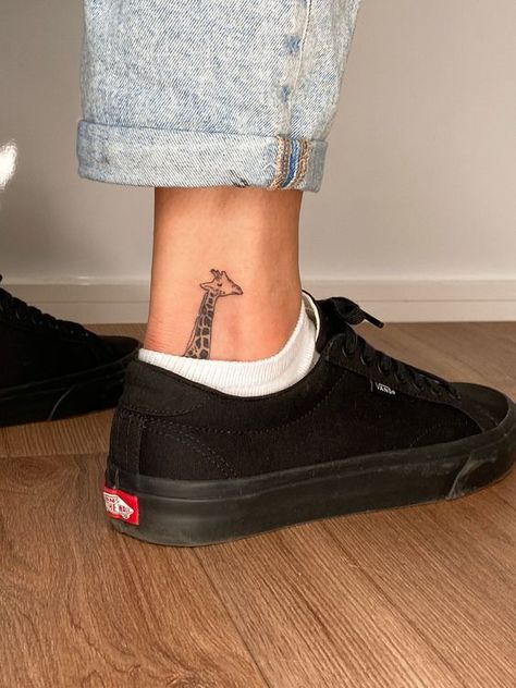 Girraffe Tattoo, Small Giraffe Tattoo, Tattoo Animation, Animation Tattoo, Funny Small Tattoos, Travel Tattoo Ideas, Leg Tattoos Small, Foot Tattoo Designs, Inspo Tattoo