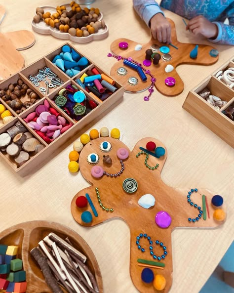 Gingerbread Loose parts Math This is such a fun man way to practice number recognition and counting. Learners pick a decorating card… | Instagram Gingerbread Provocation, Maths Table Eyfs, Gingerbread Man Activities Preschool, Christmas Loose Parts, December Preschool Themes, Christmas Math Centers, Gingerbread Man Activities, Felt Gingerbread, Loose Parts Play