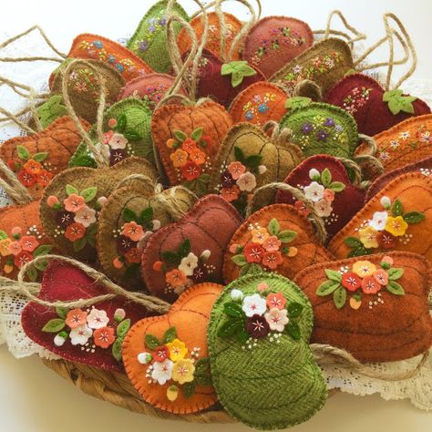 Hanging Pumpkins, Autumn Diy, Crafts Fall, Cone Crafts, Christmas Crafts To Sell, Beautiful Halloween, Felt Pumpkins, Wool Felt Projects, The Quilt Show