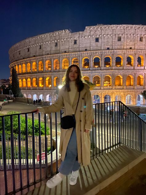 Outfits Rome Winter, Winter Outfits Rome, Rome Outfits Autumn, Colloseum Outfit, Rome Style Winter, Rome Vision Board, Outfits Italy Winter, Outfits For Rome In Winter, Rome City Break Outfits