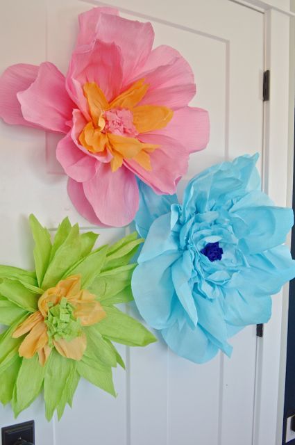 How to make giant paper flowers - NewlyWoodwards Crafts With Silk Flowers, Big Paper Flowers Diy Easy, How To Make Large Paper Flowers, Tropical Library, Make Large Paper Flowers, Giant Plants, Tissue Paper Roses, Creative Paper Crafts, Paper Flower Backdrop Diy