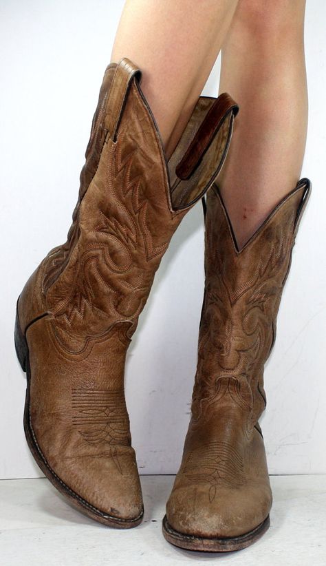 Brown cowgirl boots sz 9 Never thought i pin cowGirl boots much less deem them Sexy as my Second Sexy pin! Never Say Never! Brown Cowgirl Boots, Brown Cowboy Boots, Girl Boots, Looks Country, Wedding Boots, Uh Huh, Country Boots, Vintage Cowboy, Bridesmaid Shoes