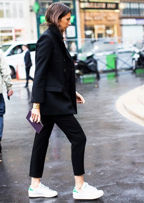 Closet Staple: 37 Ways To Style Cropped Black Pants – Closetful of Clothes Comfy Office, Black Cropped Trousers, Casual Chique Stijl, Fashion Gone Rouge, Sport Chic Style, Emmanuelle Alt, Woman In Black, Basic Wardrobe, Jeanne Damas