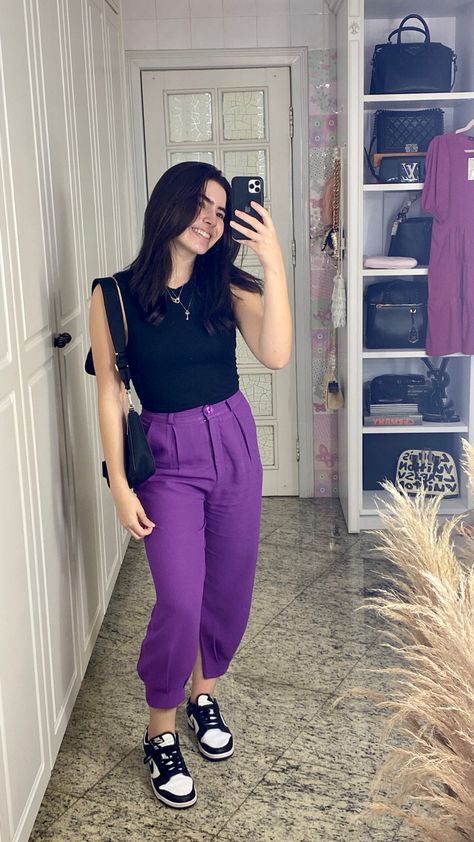 Purple Trousers Outfit, Purple Pants Outfit, Color Blocking Outfits, Outfit Primavera, Work Chic, Purple Outfits, Elegante Casual, Estilo Chic, Stylish Work Outfits