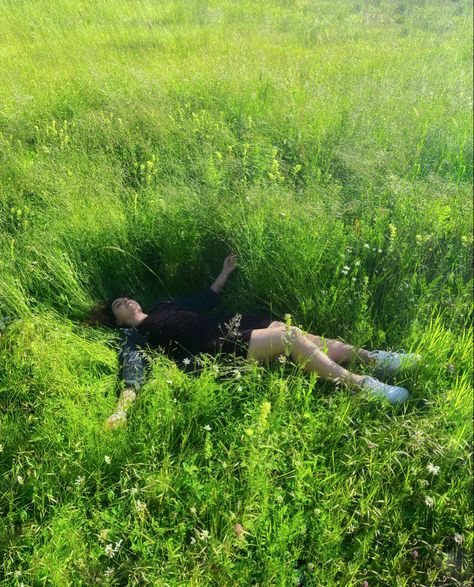 A girl in a dress lays down in a meadow of flowers and grass Jason Jagel, 2025 Moodboard, Aesthetic Core, Outdoor Pictures, Peaceful Place, Debt Collection, Trik Fotografi, Foto Ideas Instagram, Environmental Science