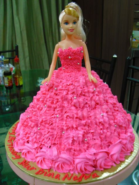 Barbie Doll Cake Created this cake for a birthday party. Description from pinterest.com. I searched for this on bing.com/images Barbie Cake Designs, Barbie Dress Cake, Doll Cake Designs, Barbie Doll Birthday Cake, Barbie Doll Cake, Barbie Birthday Cake, Bolo Barbie, Barbie Doll Cakes, Birthday Cake Pictures