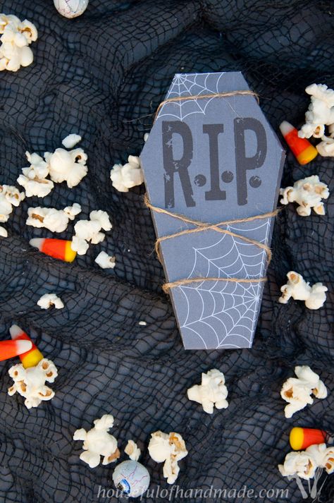 Get ready for Halloween treats with these Free Printable Halloween Coffin Treat Boxes. These treat boxes are perfect for making Halloween a little spookier! |OHMY-CREATIVE.COM Coffin Treat Boxes, Coffin Treats, Treat Box Template, Coffin Halloween, Free Printable Halloween, Halloween Treat Boxes, Halloween Coffin, Spooky Treats, Holiday Pins