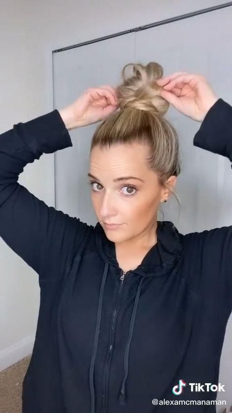 Pretty Top Knot Bun - Bun Hairstyle Tutorial [Video] | Hair styles, Bun hairstyles for long hair, Hair tutorial Top Bun Long Hair, Perfect Bun Tutorial, Bun Long Hair, Hairstyles Weave, Videos Hairstyles, Easy Messy Bun, Perfect Bun, Kadeřnické Trendy, Top Bun