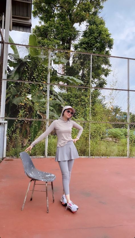 Tennis Outfit Hijab, Outfit Badminton Hijab, Modest Tennis Outfit, Style Olahraga Hijab, Outfit Lari, Outfit Jogging Hijab, Sporty Hijab Outfit, Outfit Badminton, Badminton Outfit Women