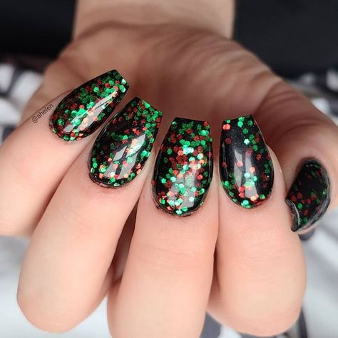 Add These Green Nail Ideas To Your Looks For A Perfect Transition Makeup Sparkle, Green Nail Ideas, Professional Acrylic Nail Kit, Nail Soak, Chrome Nails Designs, Chrome Nail Powder, Nail Dip Powder, Transparent Nails, Green Nail