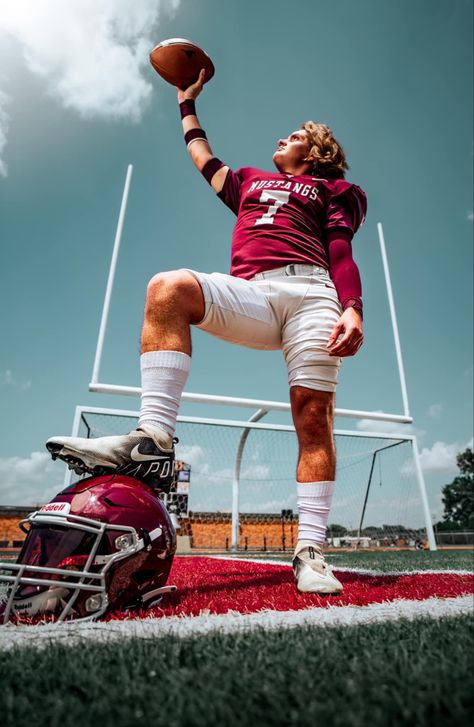 Football Dynamic Poses, Football Team Photo Ideas, Football Tailgate Photoshoot, Football Lineman Photo Shoot, Football Quarterback Senior Pictures, Lineman Football Poses, Baseball Photography Ideas, Group Football Pictures Photo Ideas, High School Football Pictures