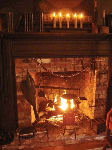 Primitive Fireplace, Primitive Interiors, Colonial Christmas, Prim Christmas, Fireplace Hearth, Colonial Decor, Christmas Fireplace, Hearth And Home, Primitive Home