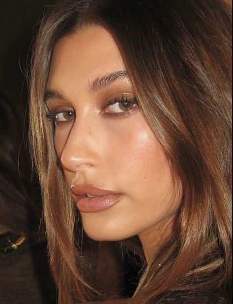 When Hailey Bieber decides to swap her trademark glazed donut skin for a TikTok viral look you know it must be good. Enter “latte makeup,” a laid-back interpretation of summer bronze that’s as irresistible as your daily cup of coffee. Click for a make up breakdown... Natural Make Up Looks, Maquillage On Fleek, Flot Makeup, Smink Inspiration, Bronze Makeup, Formal Makeup, Glowy Makeup, Maquillaje Natural, Natural Makeup Looks