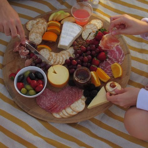 Charcuterie board Charcuterie Aesthetic, Beach Charcuterie, Picnic Charcuterie Board, Charcuterie Picnic, Morning Beach, Picnic Date, Cheese Crackers, Beach Picnic, Snack Bar