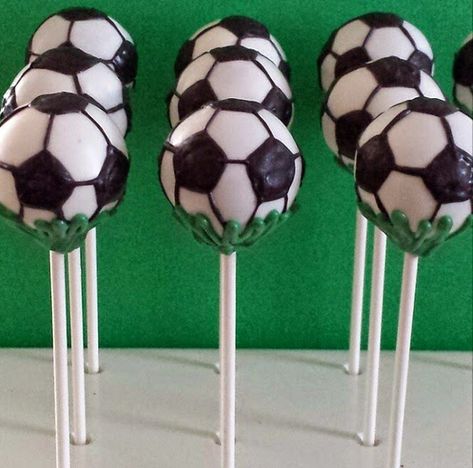 50 Cake Pops for Boy's Day - Pint Sized Baker Soccer Ball Cake Pops, Soccer Cake Pops, Basketball Cake Pops, Football Cake Pops, Baseball Cake Pops, Football Themed Cakes, Soccer Ball Cake, Cake Pop Tutorial, Soccer Cake