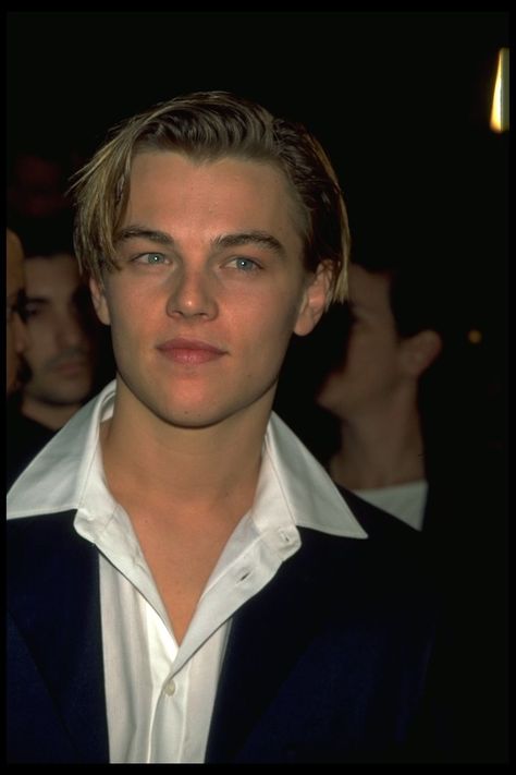 1996- HarpersBAZAAR.com Leonardo Dicaprio Hair, Leonardo Dicaprio Photos, Glume Harry Potter, Leonardo Dicaprio 90s, Wallpaper Iphone Lucu, Jack Dawson, Young Leonardo Dicaprio, 90s Men, 얼굴 그리기